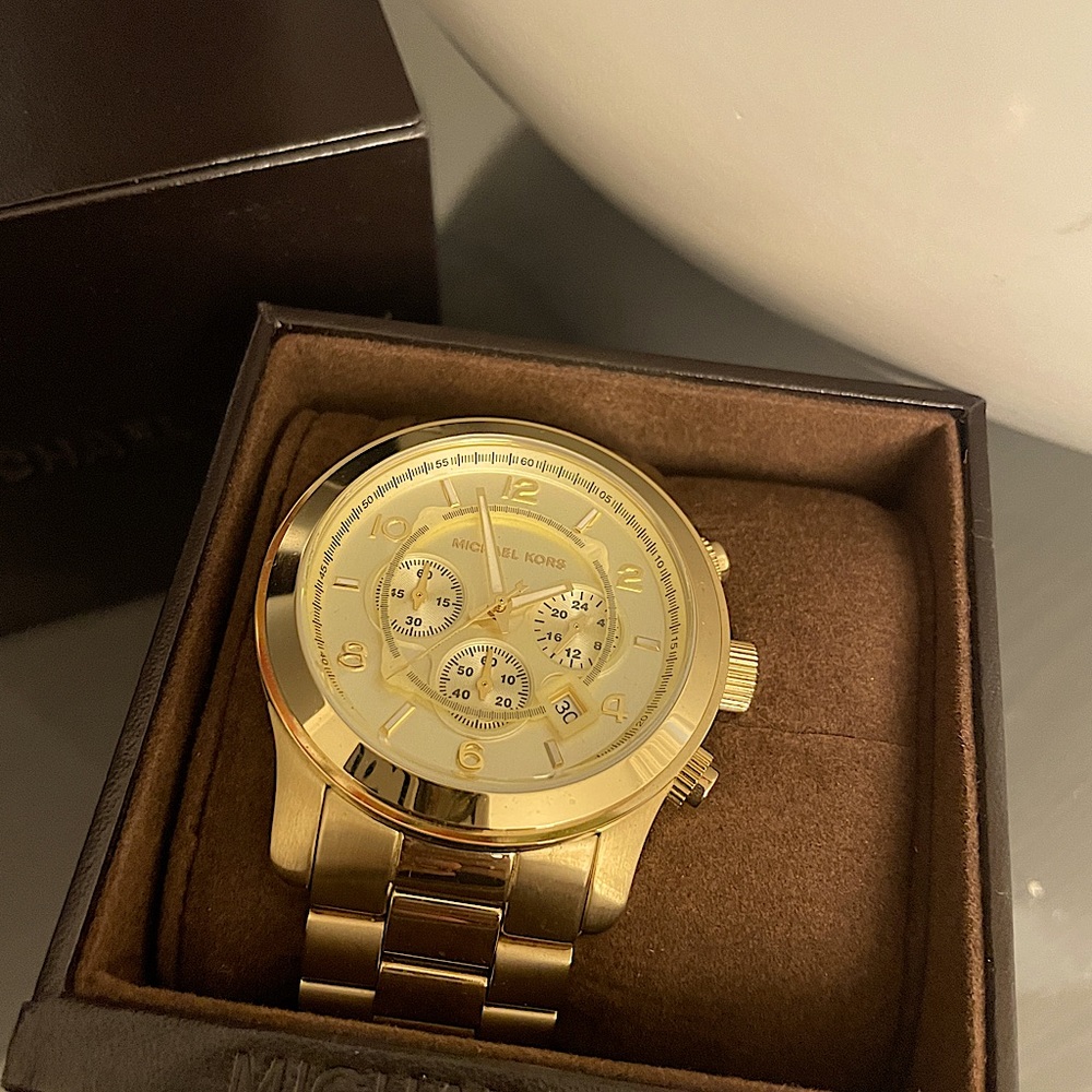 Like NEW Micheal Kors watch, Gold. - Picture 3 of 3